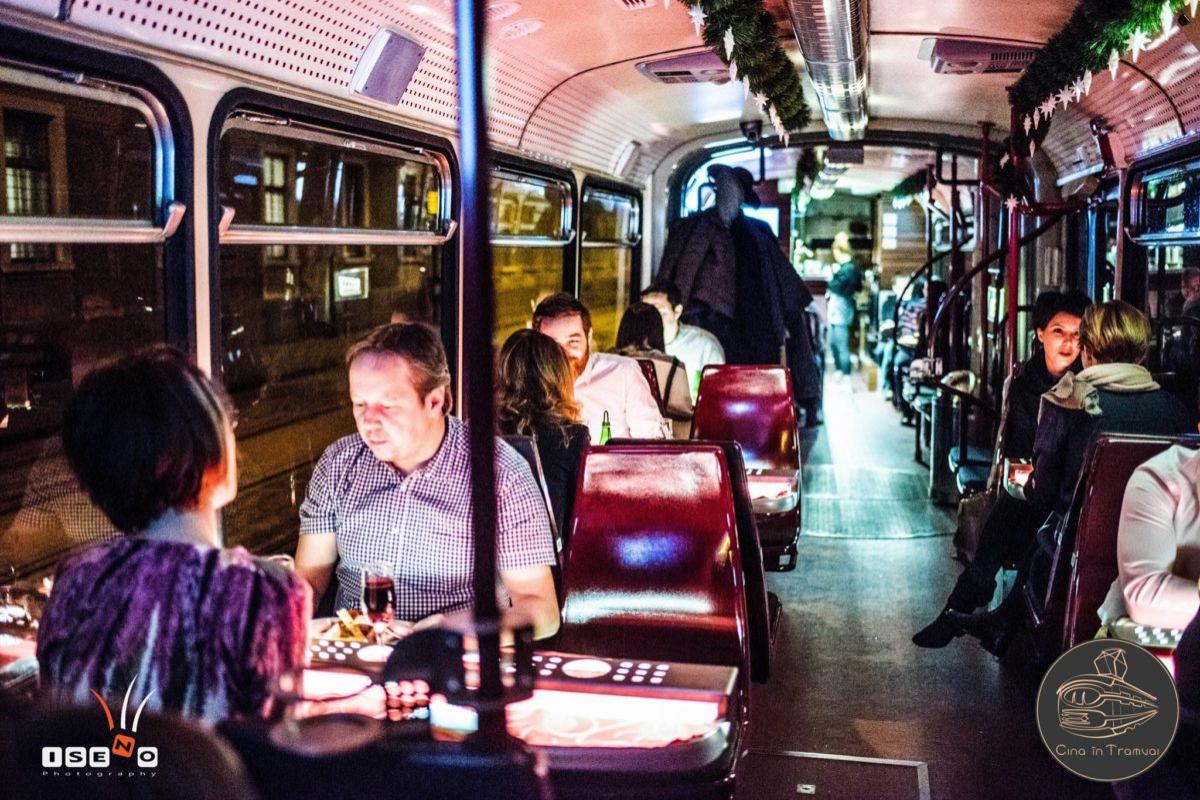 Cină specială de Ziua &Icirc;ndrăgostiților, la Timișoara. 20 de cupluri au luat masa &icirc;ntr-un tramvai.