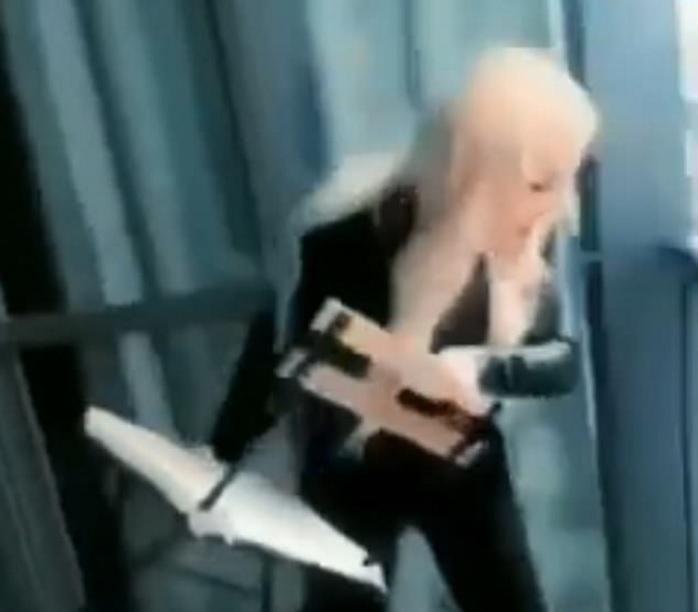 A aruncat două scaune de la balcon, peste o stradă pe care circulau mașini &icirc;n viteză! Imagini șocante! (Video)