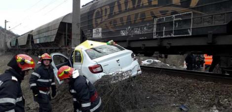 Tragedie pe calea ferată. Taximetristul a ignorat semnalele și a fost izbit în plin de tren. Unul dintre pasageri a murit pe loc
