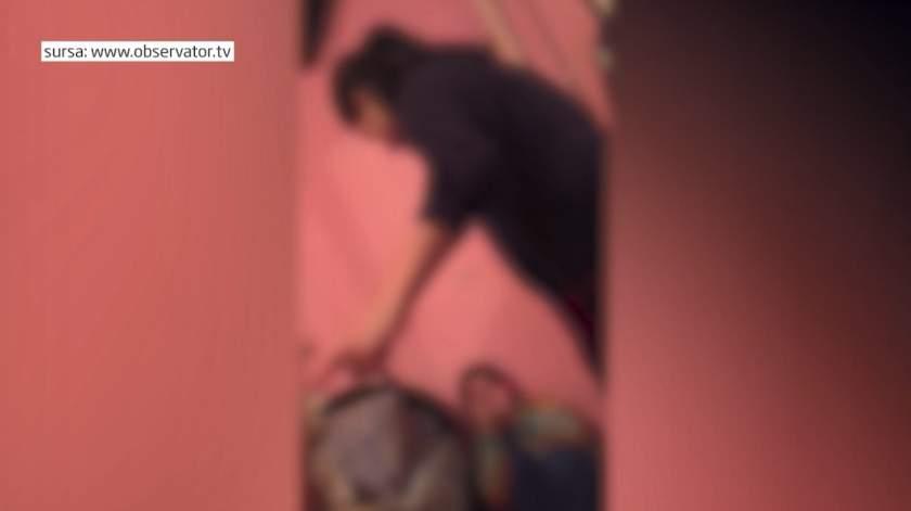 Mamă monstru din Vaslui &icirc;și bate fără milă copilul de zece ani. Tatăl filmează scena, &icirc;n timp ce frățiorul mai mic o imploră să-l lase. Video