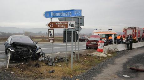 Două familii care mergeau la Mărăstirea Prislop, la un pas de tragedie. Două fetițe și o gravidă, &icirc;n stare critică după ce un șofer le-a izbit mașina