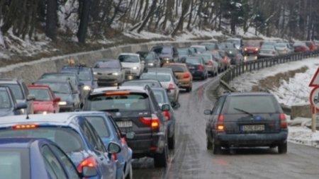 Mașină distrusă pe DN1, &icirc;ntre Bușteni și Predeal, de pietrele căzute pe asfalt. Șoferii aflați &icirc;n coloană se tem pentru viețile lor