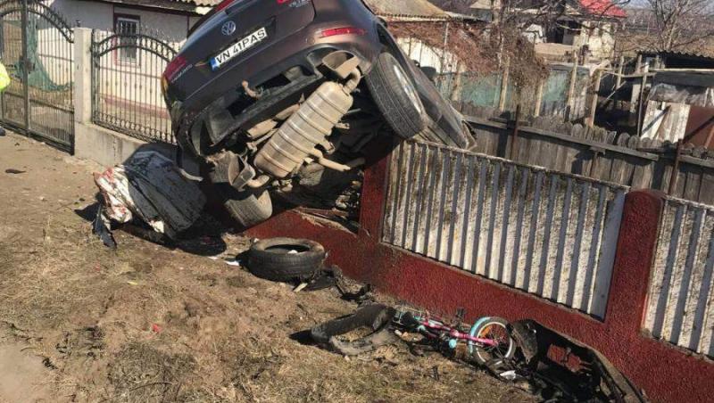 Cascadorii pe o șosea din Vrancea. O șoferiță de 23 de ani s-a înfipt cu mașina în gardul unei case. Copil aflat pe trotuar, rănit