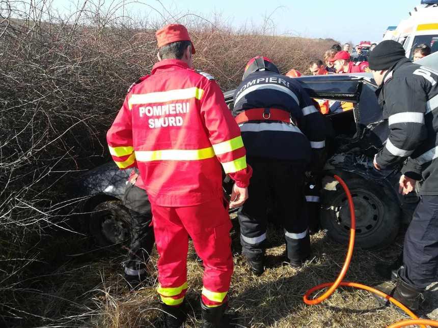 Impact violent &icirc;n Arad! Un bărbat a murit pe loc, alte două victime au fost prinse printre fiarele mașinii. SMURD acționează