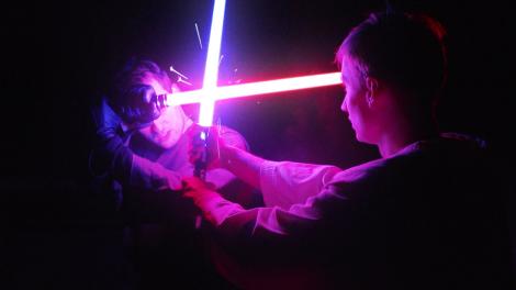 ”Războiul Stelelor” e mai real ca niciodată! În Franța, duelul cu sabia laser a devenit oficial!