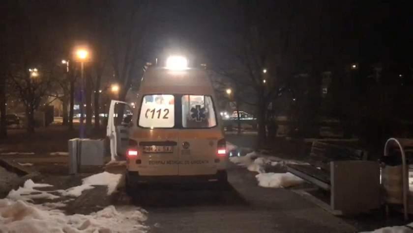 VIDEO.Un bătr&acirc;n s-a sp&acirc;nzurat, cu lesa c&acirc;inelui, &icirc;ntr-un parc din Baia Mare, după ce a fost gonit din casa fiicei sale