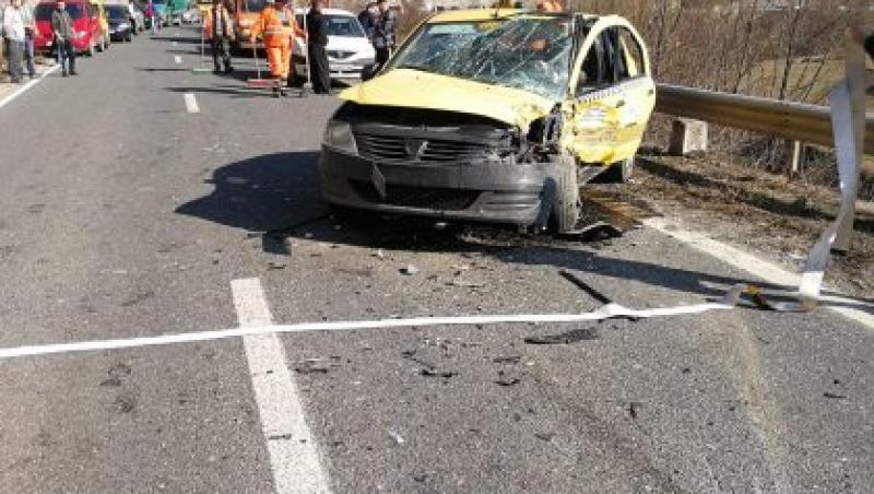 Accident grav! Șase persoane, duse de urgență la spital, după impactul devastator dintre două mașini! Traficul, blocat complet