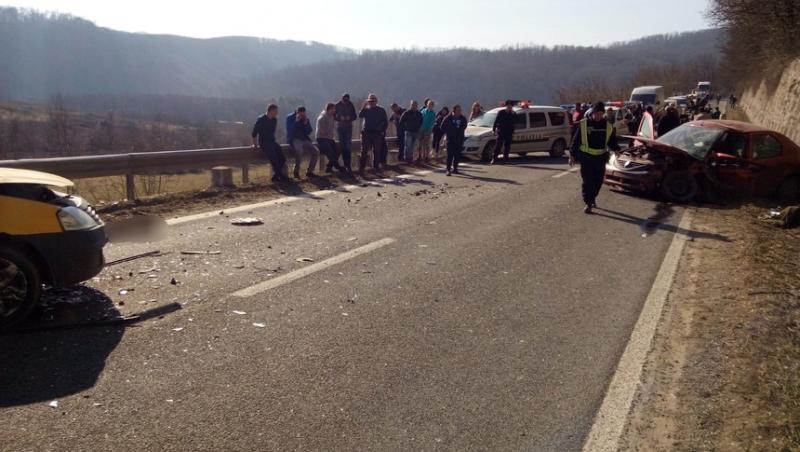 Accident rutier cu șase victime în Caraș Severin. Două autoturisme s-au ciocnit frontal. Pasagerii au fost resuscitați pe asfalt
