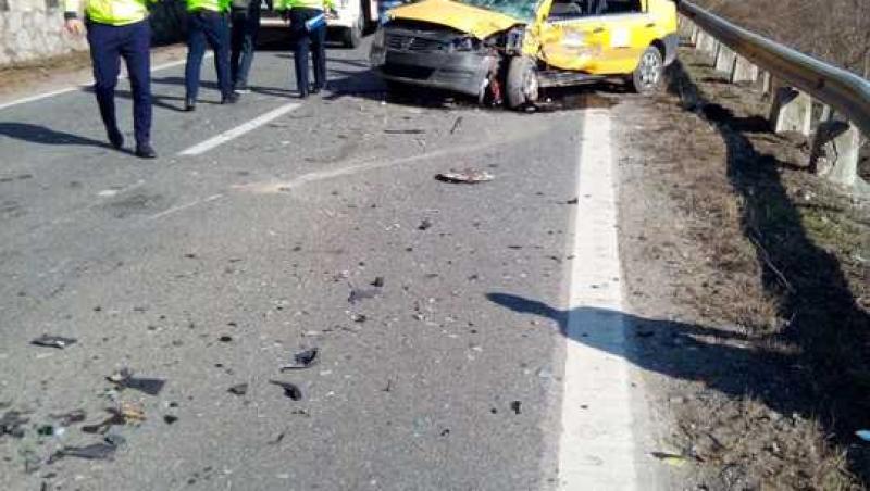 Accident rutier cu șase victime în Caraș Severin. Două autoturisme s-au ciocnit frontal. Pasagerii au fost resuscitați pe asfalt