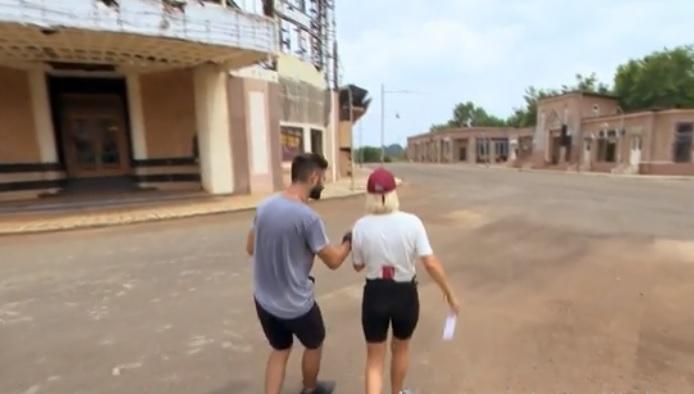 Provocare inedită pentru concurenți, la &bdquo;Ultima șansă&rdquo;! Au avut de fotografiat ruine dintr-un platou de filmare părăsit.&bdquo;Du-te, păpușică, fă ce vrei tu&rdquo;