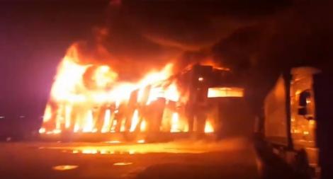 Ultimă oră! Explozii și incendiu puternic la Alba Iulia! O fabrică de condimente arde din temelii. Flăcările au atins zeci de metri înălțime. VIDEO