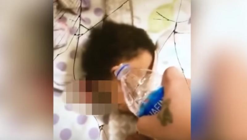 Imagini șocante! O mamă s-a filmat în timp ce își chinuia bebelușul cu apă! „M-am răzbunat”. VIDEO