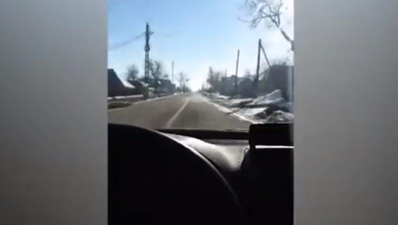 Inconștiență maximă! Un șofer a intrat live pe Facebook, în timp ce conducea cu 200 de kilometri la oră și făcea depășiri, ascultând manele! Video