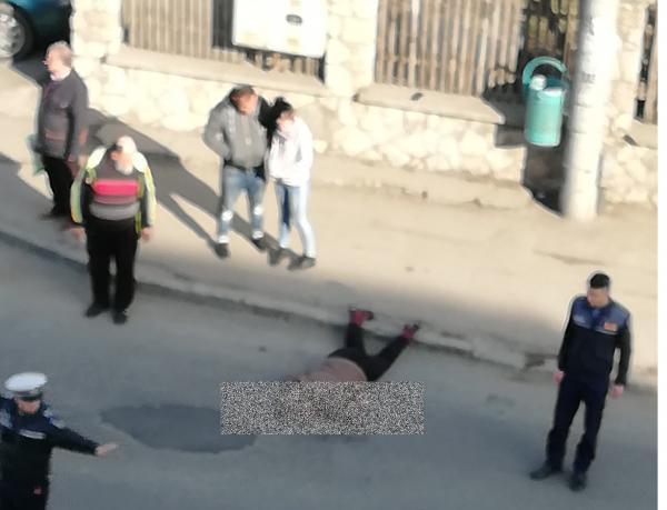 Prima concluzie a achetatorilor. Fata care a murit, după ce a căzut din microbuzul &icirc;n mers, stătea pe o bancă improvizată