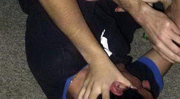 Bătaie &icirc;n plină stradă. Trei tineri şi-au &icirc;mpărţit pumni şi picioare sub ochii trecătorilor. Unul dintre ei a fost găsit &icirc;ntr-o baltă de s&acirc;nge