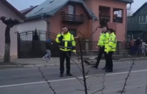 Ultimă oră! Un copil a condus o mașină în Rădăuți și a lovit o autospecială a Poliției! Cum a reușit să fugă – Video