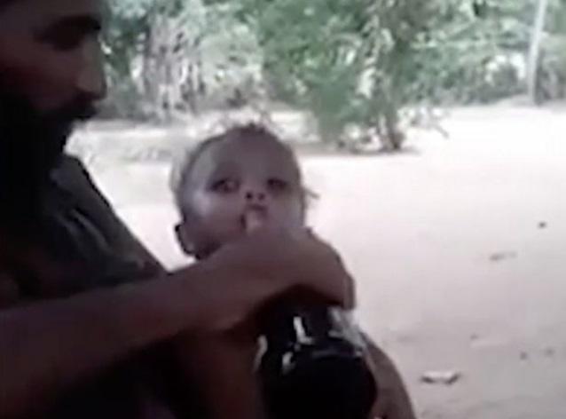 I-a turnat bere pe g&acirc;t bebelușului și a filmat totul! Atenție, imagini șocante! Video