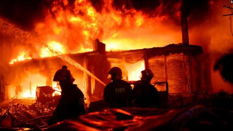 Cel puțin 70 de morți, în urma unui incendiu devastator izbucnit într-un imobil de locuințe! Totul a pornit de la o butelie de gaz