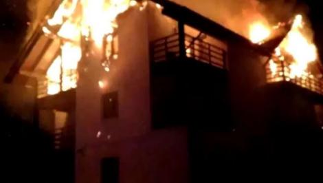 Incendiu puternic la o pensiune din Brașov! Proprietarul este în stare de șoc. Care sunt cauzele tragediei