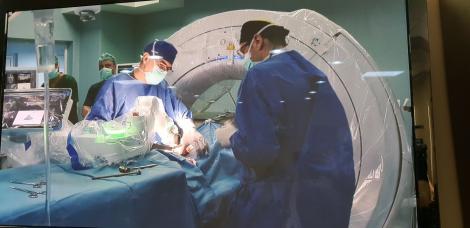 Premieră medicală la Iași! Un bărbat cu coloana vertebrală fracturată a fost operat cu ajutorul celui mai performant robot din lume