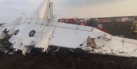 Video. Primele imagini de la locul accidentului aviatic din Tuzla. Co-pilotul a murit, pilotul, în stare gravă