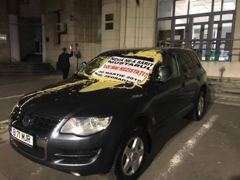 Au murdărit cu muștar mașina lui Tudorel Toader, în fața Ministerului Justiției! „Nouă ne-a sărit muștarul!" - Foto