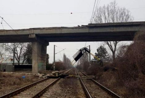 Ultima oră! O bucată de pod de pe Centura de Est a Ploieștului s-a prăbușit peste calea ferată