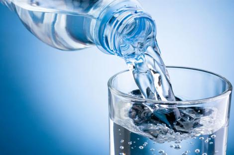 Se dă lege specială pentru apa minerală! Toți românii vor fi afectați!