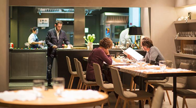 Dramatic! O femeie a murit după ce a m&acirc;ncat la un restaurant cu stele Michelin! Alți zeci de clienți sunt &icirc;n stare gravă, la spital!