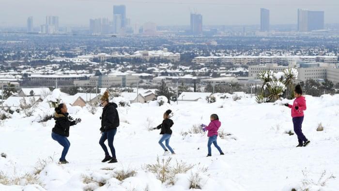 Orașul &icirc;n care a nins pentru prima dată, după zeci de ani! Condițiile meteo au adus &icirc;nt&acirc;rzieri &icirc;n aeroport