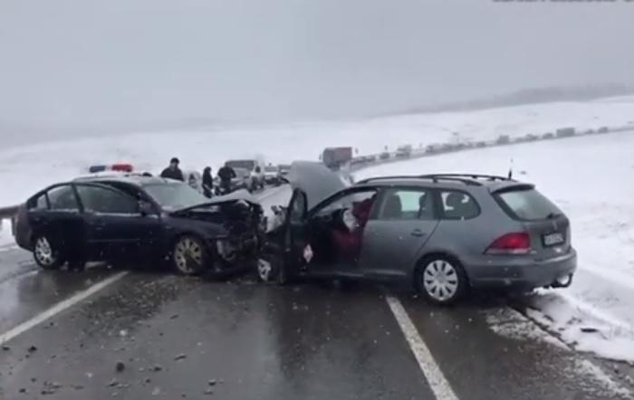 A provocat un accident Live pe Facebook! Un șofer din Suceava a izbit frontal o altă mașină - Video