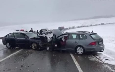 A provocat un accident Live pe Facebook! Un șofer din Suceava a izbit frontal o altă mașină - Video
