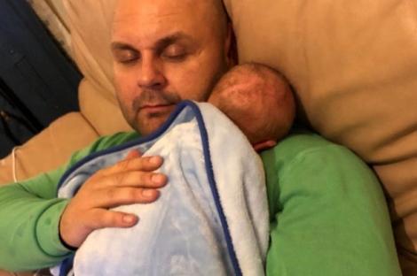 A murit după ce a adormit ținându-și bebelușul în brațe! „Am crezut că doarme profund”