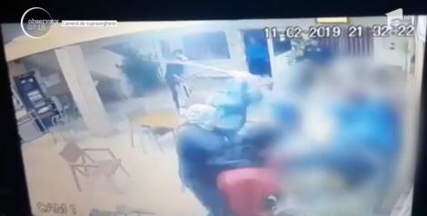 Imagini șocante! Bărbat atacat cu bâtele, într-un bar din Dâmboviţa. Atacatorii îl lovesc fără încetare, sub privirile îngrozite ale celorlalți clienți