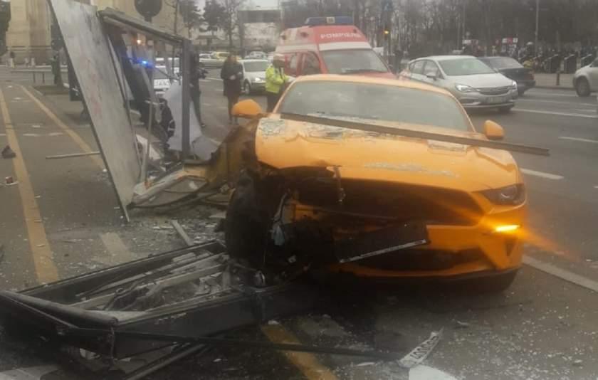 Accident cumplit &icirc;n București! Un bolid de zeci de mii de euro a spulberat stația de autobuz de l&acirc;ngă Herăstrău. Două victime au ajuns de urgența la spital