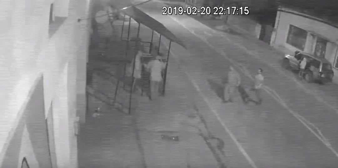 Video. Doi bătr&acirc;ni din Caraș Severin, bătuți și umiliți de 3 tineri, &icirc;n plină stradă