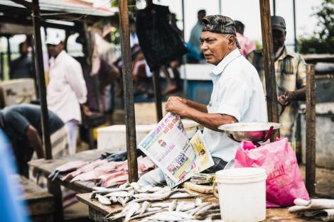 A început cursa spre India! Prima oprire: piața de pește! Pe drum, Ana Morodan demonstrează cum folosește scotch-ul ca sutien