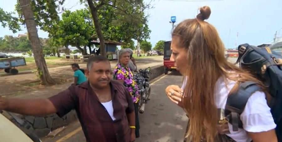 Cocuța, &icirc;n lacrimi, după ce a văzut cum sunt tratați c&acirc;inii vagabonzi: &bdquo;Ce le faceți, &icirc;i omor&acirc;ți?!&rdquo;