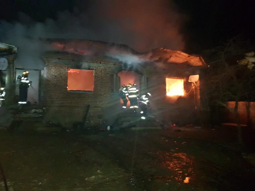 Au murit arși de vii, &icirc;n propria casă! O mamă și fiul ei au avut o moarte cumplită, &icirc;n Olt! De la ce a izbucnit incendiul