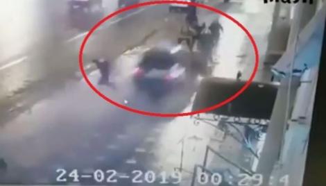 Video. Accident terifiant pe bulevard! O mașină spulberă un grup de pietoni care mergeau regulamentar pe trotuar! Imagini video cu impact emoțional puternic