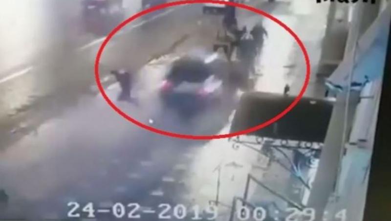 Video. Accident terifiant pe bulevard! O mașină spulberă un grup de pietoni care mergeau regulamentar pe trotuar! Imagini video cu impact emoțional puternic
