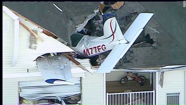 S-au trezit cu un avion &icirc;n sufragerie! Pilotul a murit, iar o adolescentă a scăpat ca prin minune - Foto