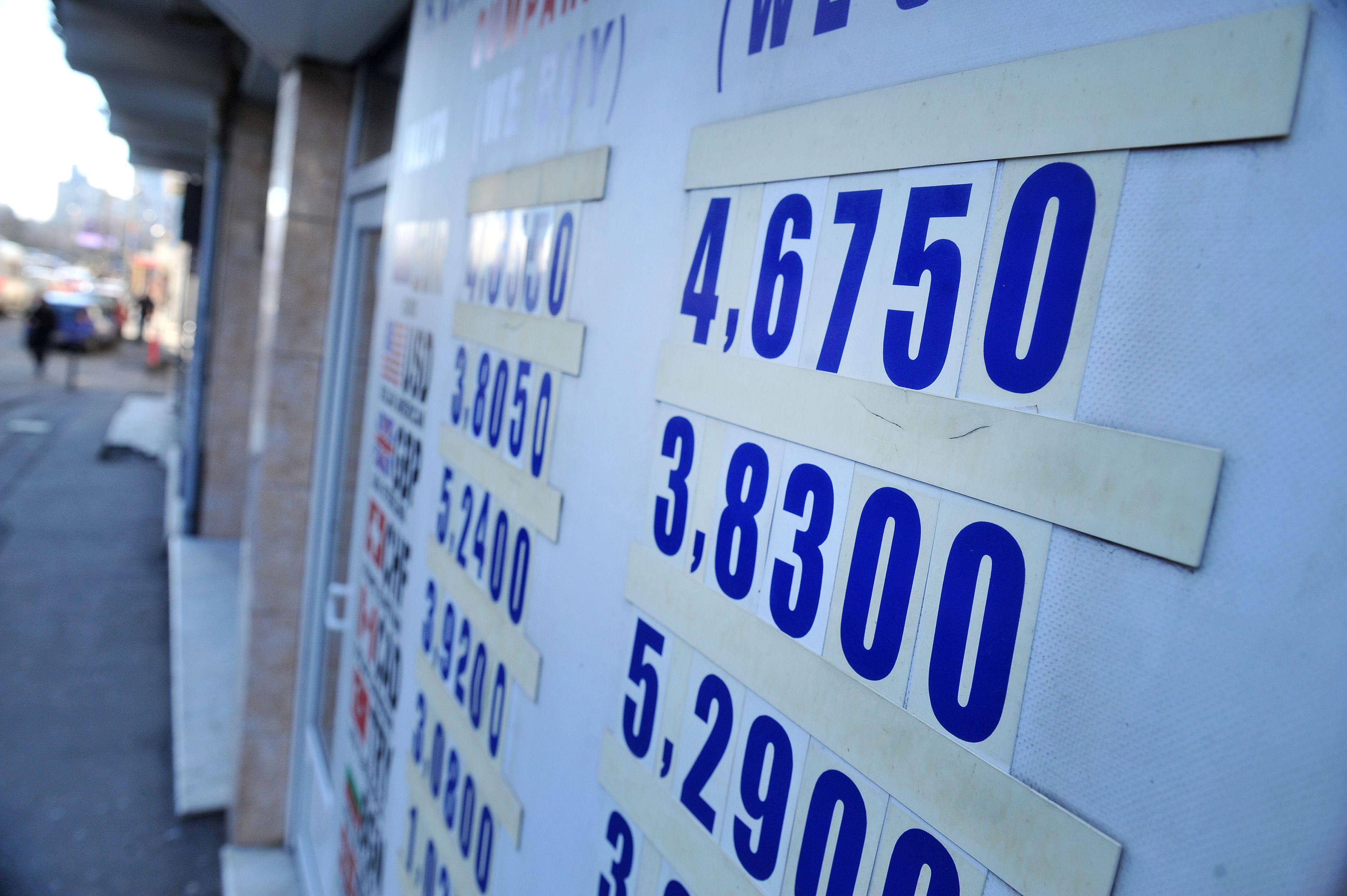 BNR Curs valutar 25 februarie. C&acirc;t se ieftinesc azi euro și dolarul