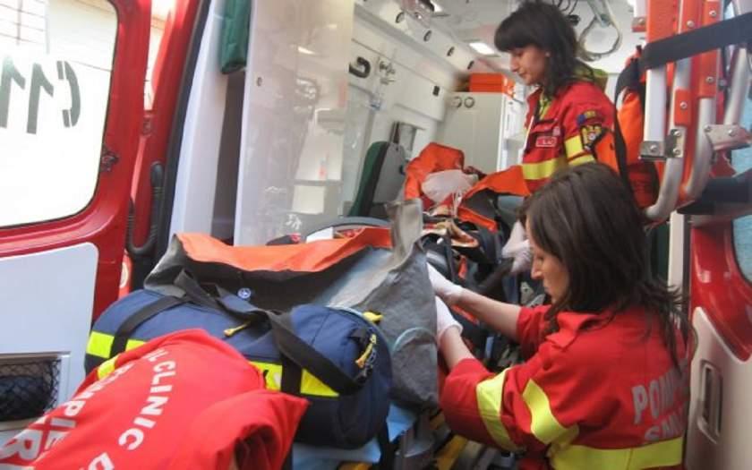 Momente de groază &icirc;ntr-o școală din D&acirc;mbovița! O fetiță a fost dusă de urgență la spital după ce a căzut peste ea un dulap&nbsp;din incinta școlii