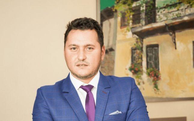 Un avocat renunță la alocația copilului său nenăscut: &rdquo;Ce &icirc;i pot răspunde lui c&acirc;nd mă va &icirc;ntreba de ce i-am acceptat alocaţia de 2 bani?&rdquo;