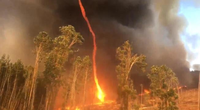 Flăcări ridicate la cer! Oamenii și-au făcut cruce c&acirc;nd au văzut fenomenul bizar (VIDEO)