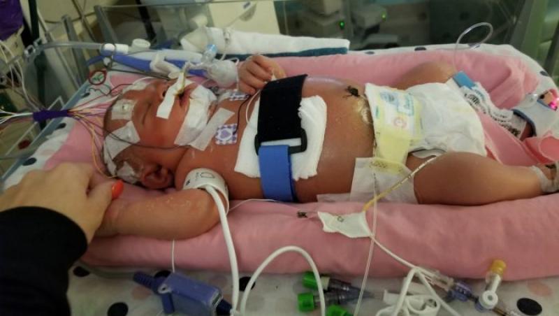 Doi părinți își plâng durerea după ce și-au pierdut fetița de 18 zile de la un simplu sărut :,,Nu pupați sub nicio formă copiii nou-născuți''