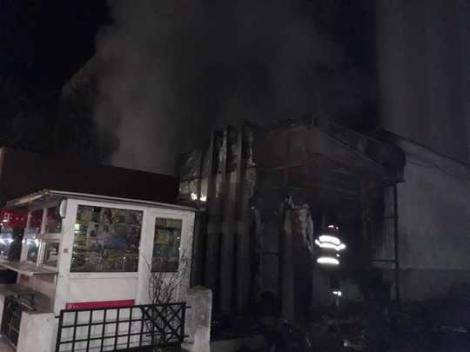 Ultimă oră! Incendiu puternic în Caracal! Două spații comerciale au fost cuprinse de flăcări – Foto