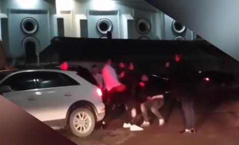 Bătaie ca-n filme la un club din Târgu Neamţ! Un băiat a fost călcat în picioare. Atenție, imagini tulburătoare! – Video