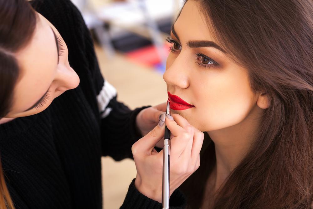 Cum poți deveni makeup artist. Sfaturi de la experții în domeniu